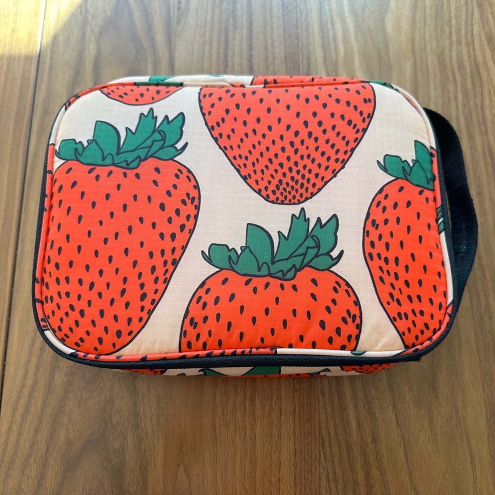 NWOT BAGGU Strawberry Print Lunch Bag